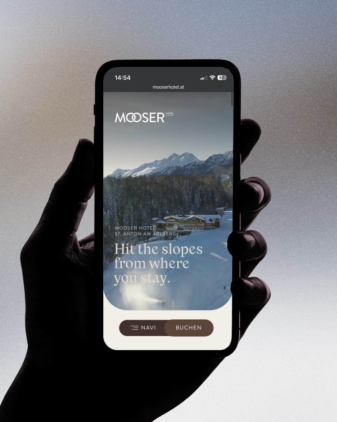 Mobile Website des Mooser Hotels mit verschneiter Berglandschaft und einer feststehenden Leiste für Navigation und Buchung.