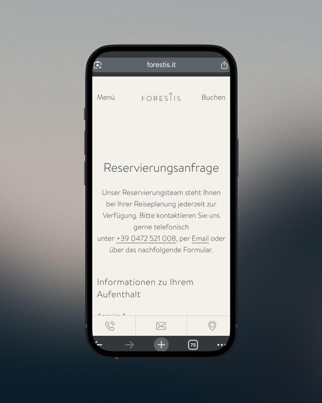 Mobile Reservierungsanfrage von Forestis mit Kontaktmöglichkeiten per Telefon und E-Mail sowie dem Beginn des Anfrageformulars.