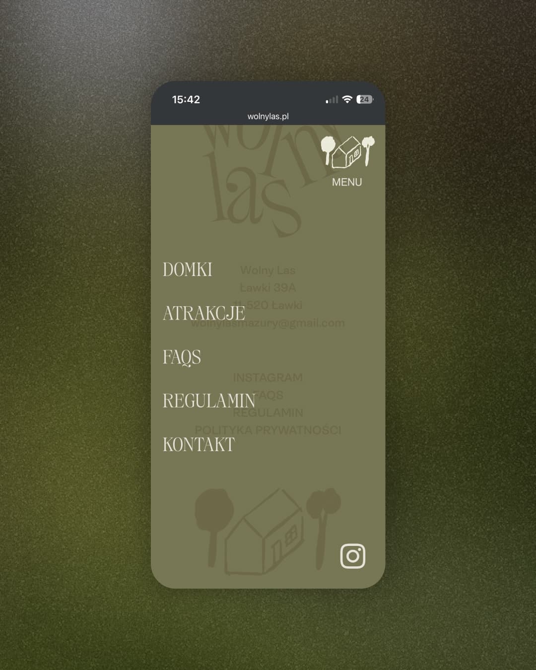 Geöffnetes mobiles Menü von Wolny Las auf olivgrünem Hintergrund mit Links zu Unterkünften, Attraktionen, FAQ, Regeln und Kontakt.