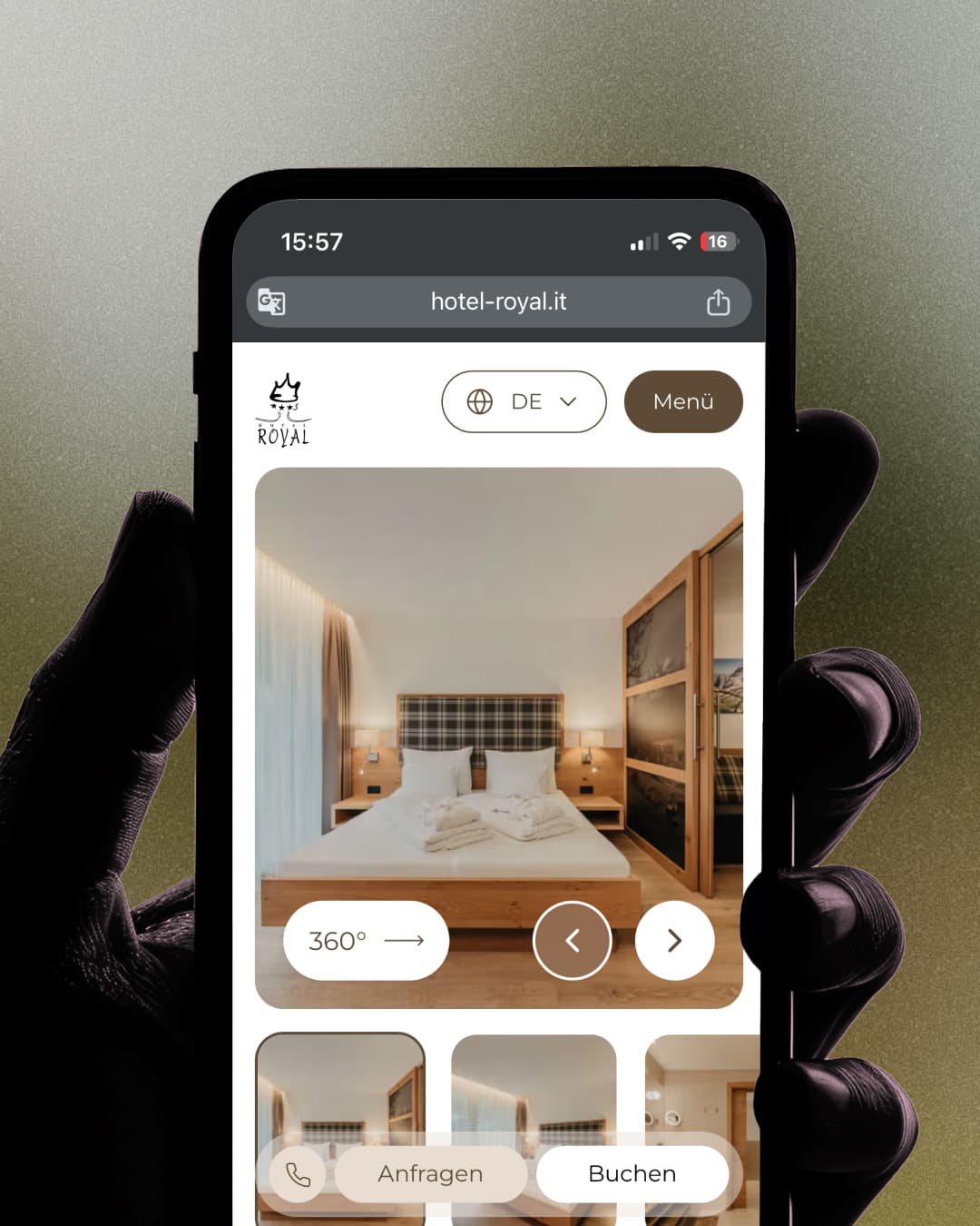 Mobile Website des Hotels Royal mit Zimmergalerie, Zugang zur 360°-Ansicht und Schaltflächen für Anfragen und Buchungen.
