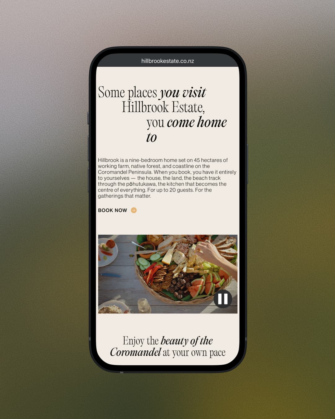 Mobile Website von Hillbrook Estate mit großflächiger Serifenschrift, Buchungslink und einem Video einer gedeckten Tafel.