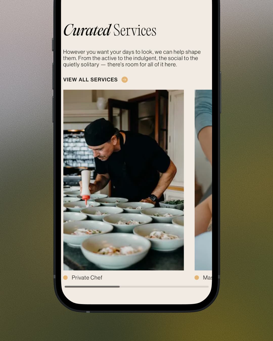 Mobile Serviceübersicht von Hillbrook Estate mit horizontaler Bildergalerie und einem Privatkoch beim Anrichten von Speisen.
