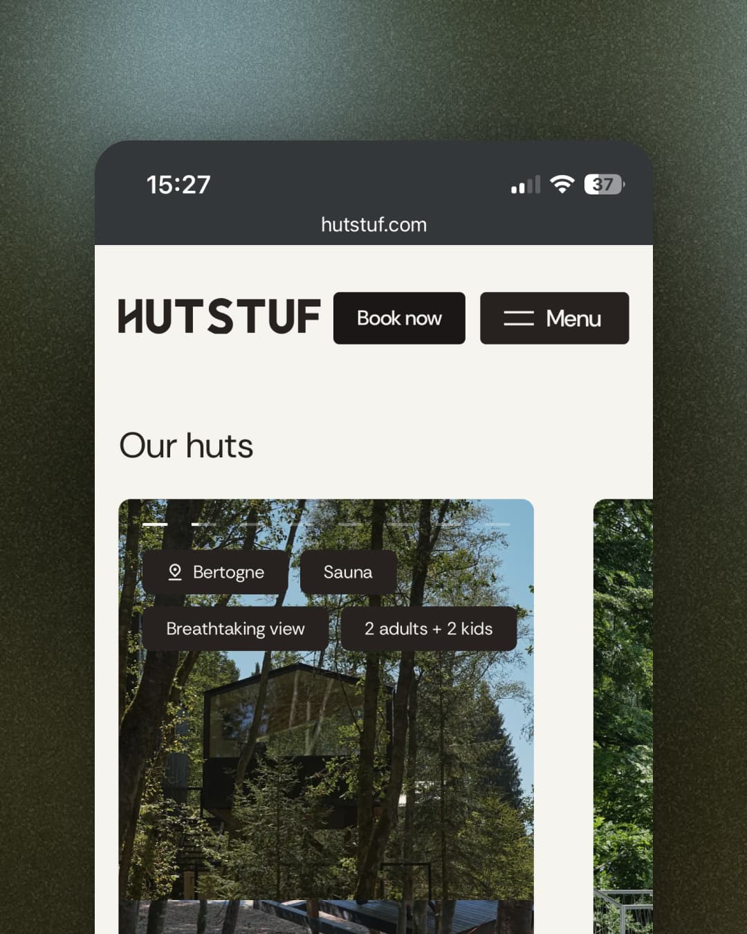 Mobile Hüttenübersicht von Hutstuf mit einer Waldhütte in Bertogne und Angaben zu Sauna und Platz für zwei Erwachsene und zwei Kinder.