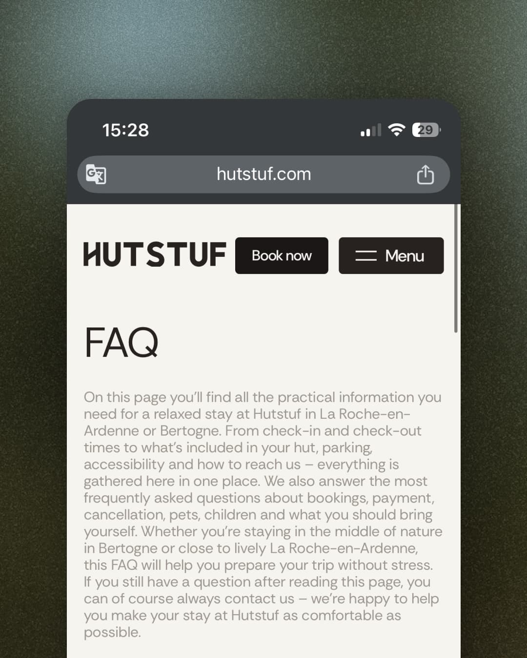 Mobile FAQ-Seite von Hutstuf mit Informationen zu Aufenthalt und Buchung sowie Buchungs- und Menüschaltflächen im Kopfbereich.
